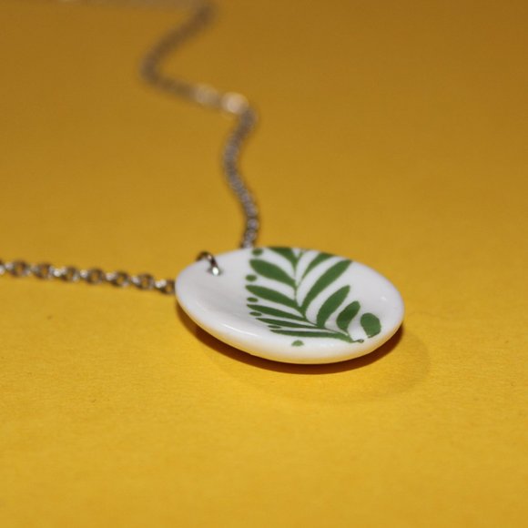 Green and White Ceramic Pendant Necklace - Picture 4 of 4